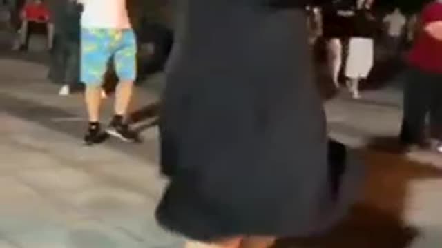 Park amusing physical exercise 跳广场舞