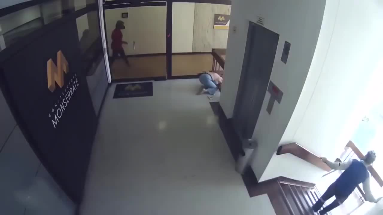 Mother has incredible reflex and saves baby from falling from the 4th floor, images are chilling