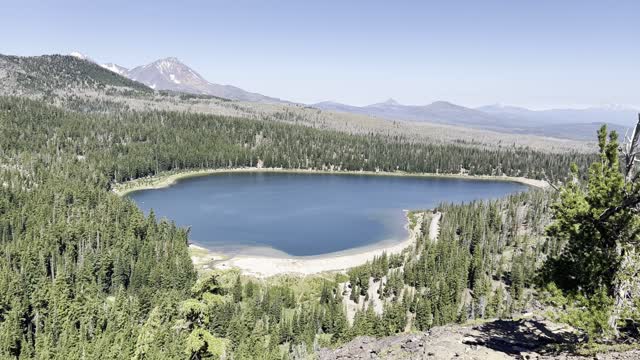 Overlooking the BEAUTIFUL Three Creek Lake – Tam McArthur Rim Trail – Central Oregon – 4K