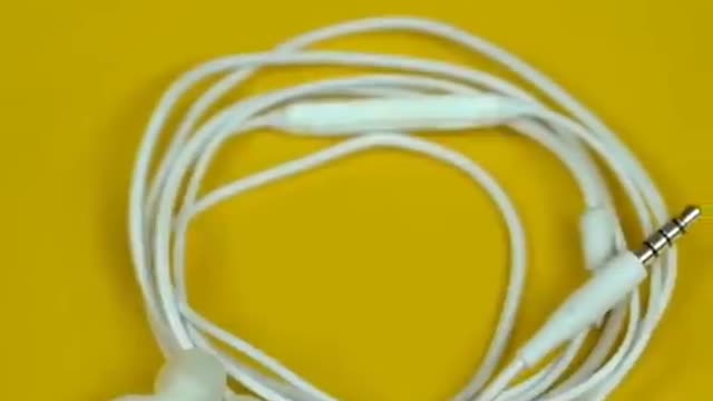 अब मोबाइल के साथ Earphones क्यों नही मिलते #shorts