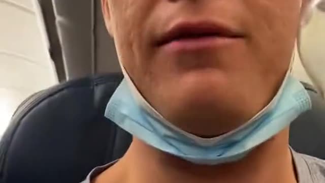 USA - Man on a plane drinking water gets told by flight attendant, must put the mask on after taking sips of water