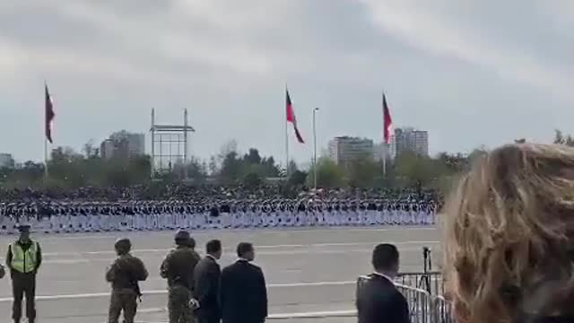 Escuchen lo que gritan al Presidente. CHILE: "Morir luchando, Marxista ni cagando "