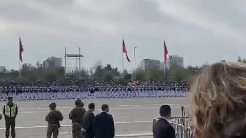 Escuchen lo que gritan al Presidente. CHILE: "Morir luchando, Marxista ni cagando "