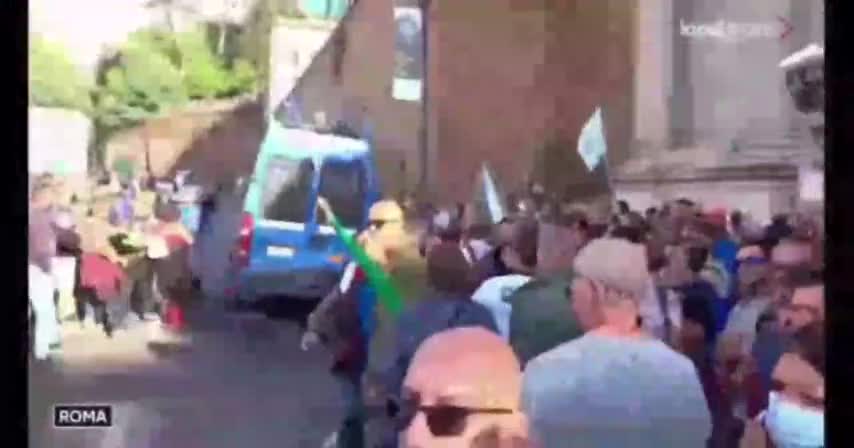 I fatti di Roma del 9 ottobre: ecco qui la prova degli infiltrati provocatori dei poliziotti marci