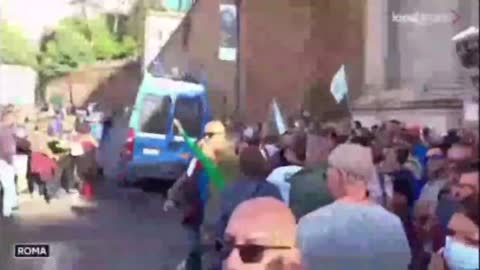 I fatti di Roma del 9 ottobre: ecco qui la prova degli infiltrati provocatori dei poliziotti marci