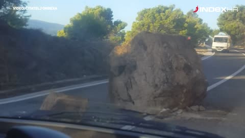 Lokva Rogoznica: Ogroman komad zemlje na cesti