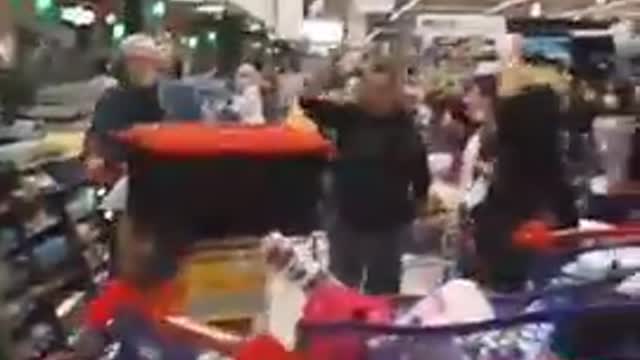 FRA dezoláti nechávajú plne košíky v obchodoch...