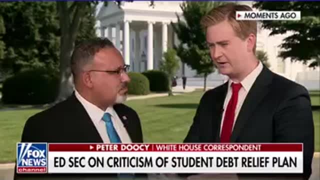 Peter Doocy presses Biden’s education secretary over student loans #shorts