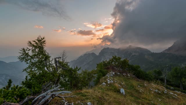 Mountaintop time lapse captures early sunrise