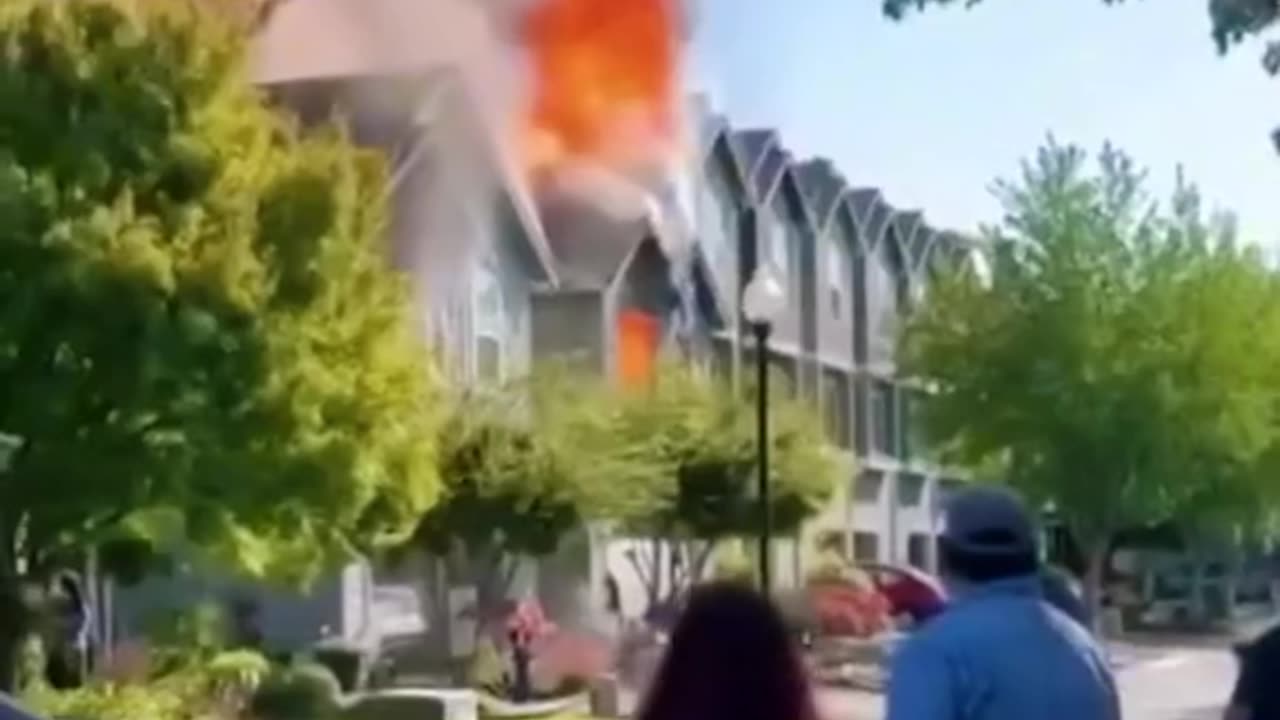 3 dead after small plane crashes into row of townhouses in Oregon