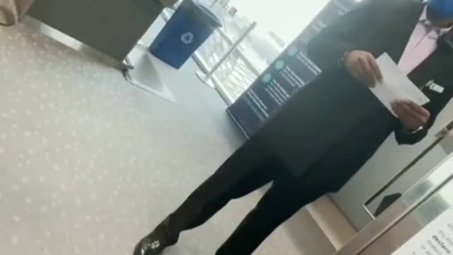 United Airlines Bans couple for life after 2 year old toddler refuses to wear mask | 12 Dec 20