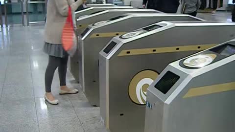 South Korea, Seoul metro barrier chirps