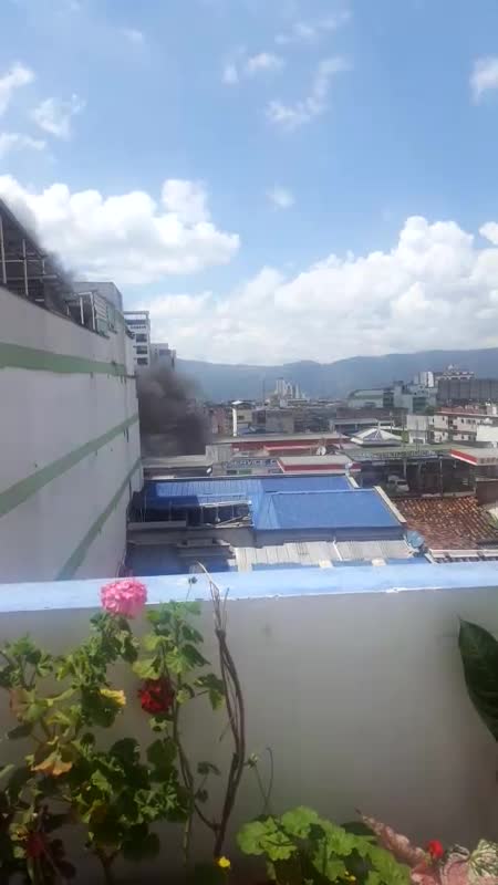 Video: Cuerpo de Bomberos atendió incendio de un bus en Bucaramanga