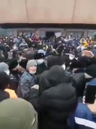 🔴[KAZACHSTAN] DEMONSTRUJĄCY PRZEJĘLI POSTERUNEK RAZEM Z POLICJANTAMI