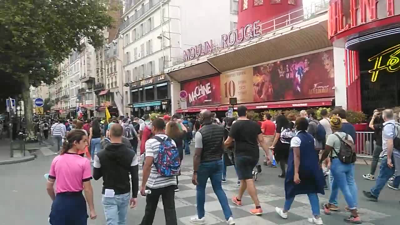 Manif anti-pass💉du 25/09/21 - Paris - Moulin Rouge - On arrive bientôt !