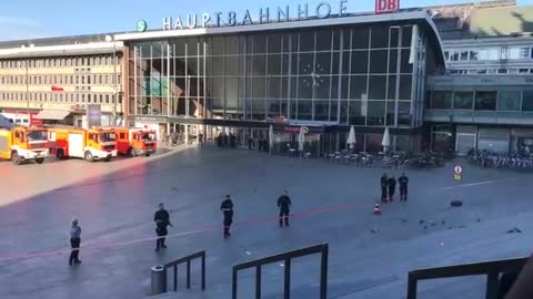 TALAČKA KRIZA U KOELNU Njemačka specijalna policija na terenu, napadač se zabarikadirao