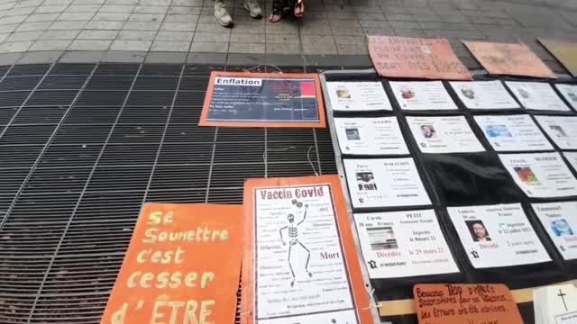 Les Masques BLancs Lyon Sitting Morts apres Injection le samedi 23 juillet Place de la République