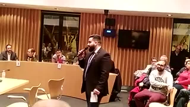 VOX exhibe banderas de España en el pleno del Ayuntamiento de Blanes (Gerona)