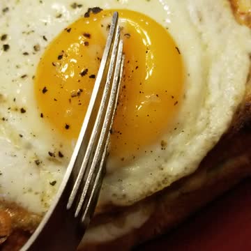 Croque Madame, first bit 😍
