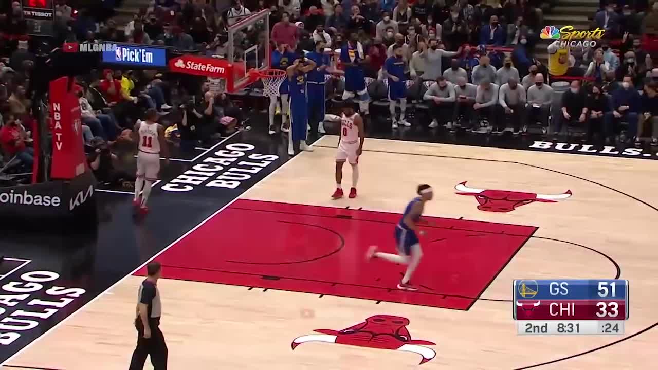 Andre Iguodala with the pass that could be the assist of the year 😮-720p