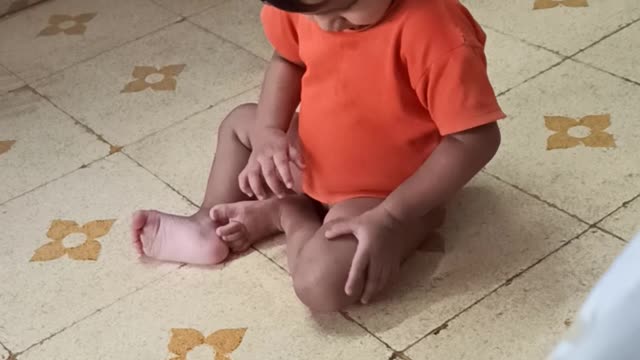 Little Charu adorebaly dancing on random song.