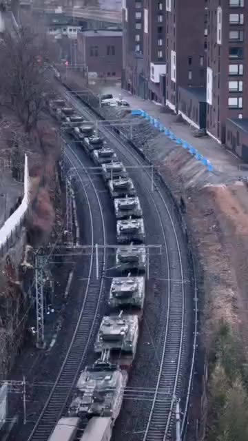 Tanks Panzer aus Tschechei Richtung Ukraine