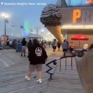 🚨#BREAKING: Hundreds of teens run as mass panic breaks out after reports of shots being fired