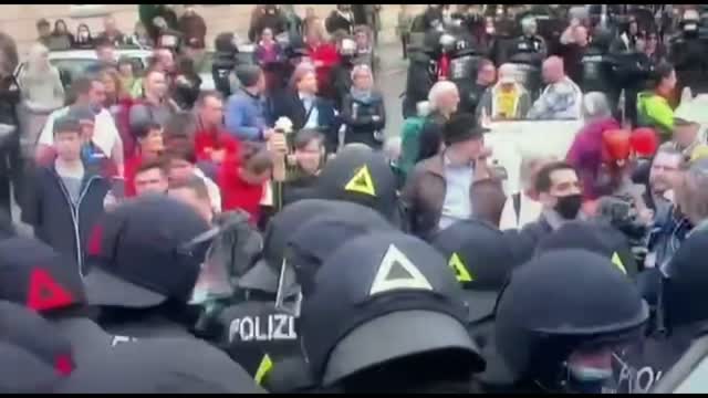 01/05/2021, WEIMAR GERMANIA: LA POLIZIA INTERVIENE CONTRO I MANIFESTANTI