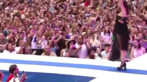 Theyouth,thesceneryalongthewayagainalsoisjustapaperelegance
