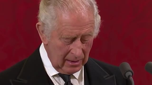 Carlo III viene ufficialmente proclamato nuovo monarca della Gran Bretagna.Il monarca 73enne ha ereditato immediatamente il trono dopo la morte della madre,la regina Elisabetta II,avvenuta giovedì 8 settembre 2022 all'età di 96 anni.