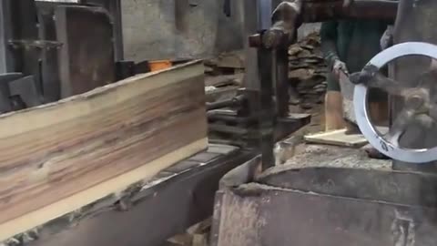 Sawmill Process !! Mahogany Splitting Wood Into Board