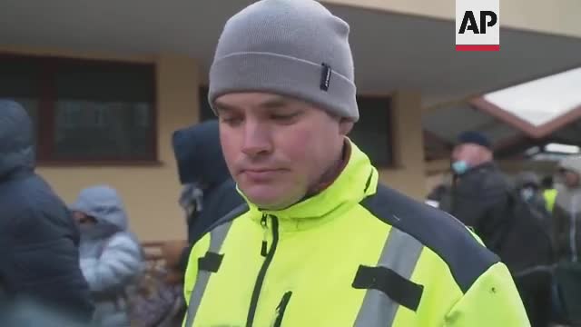 Ukrainians returning home to fight Russian invasion