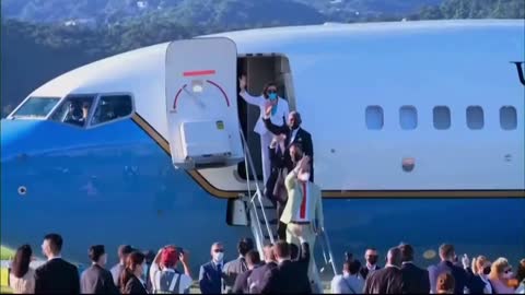 THAT MOMENT WHEN ONLY ONE PERSON WAVE'S BACK. 🤔🤪