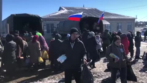 Ruská armáda rozdává humanitární pomoc v Charkovské oblasti