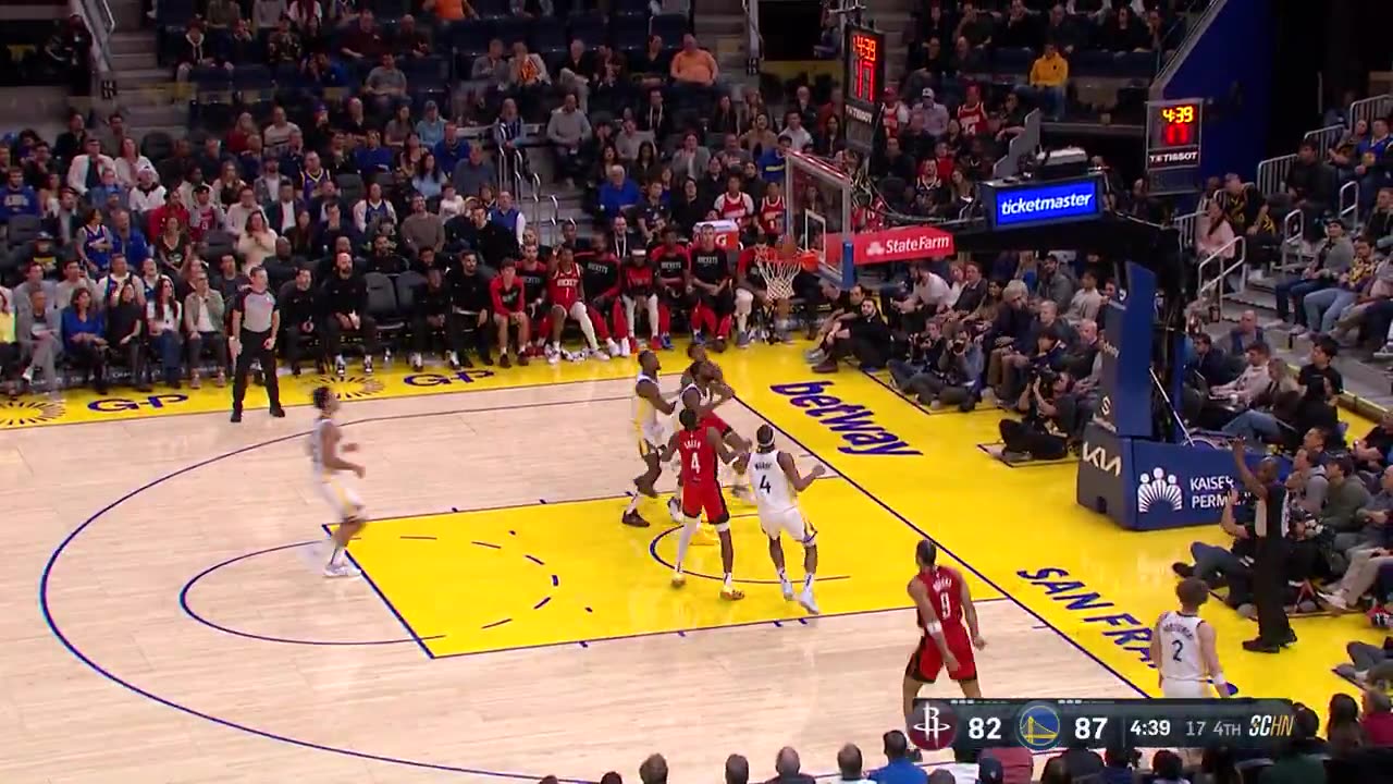 NBA - Dillon Brooks corner 3 cuts the Warriors lead to 2! @HoustonRockets 85 @warriors 87