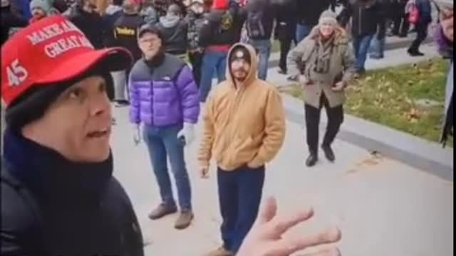 Trump supporter asks Police for Backup at Capitol