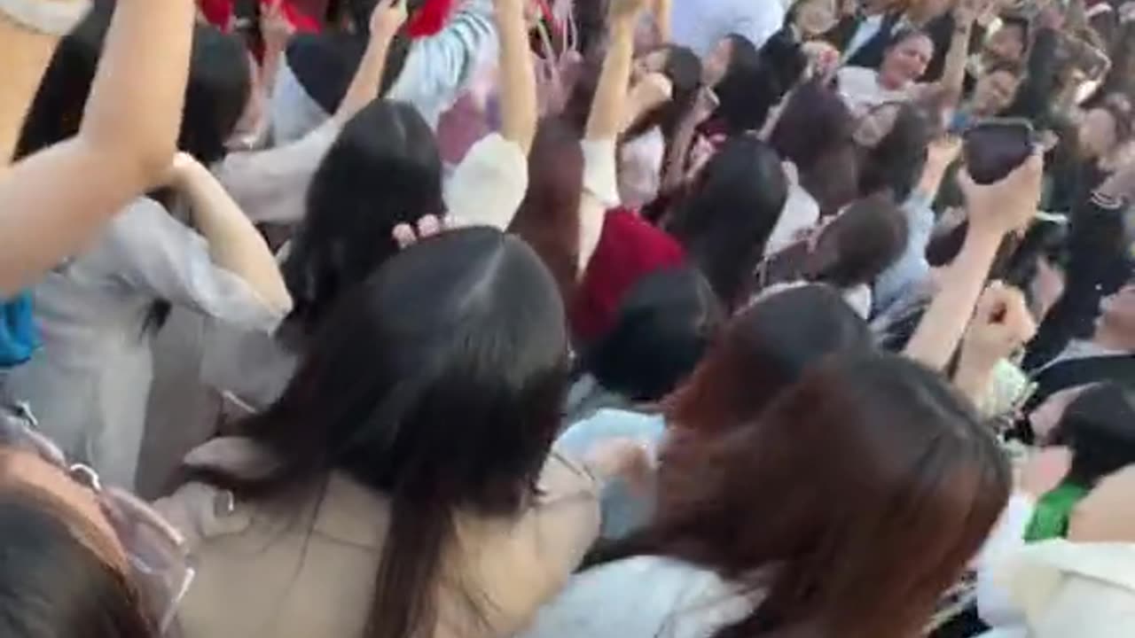 Vietnamese students play basketball in China.