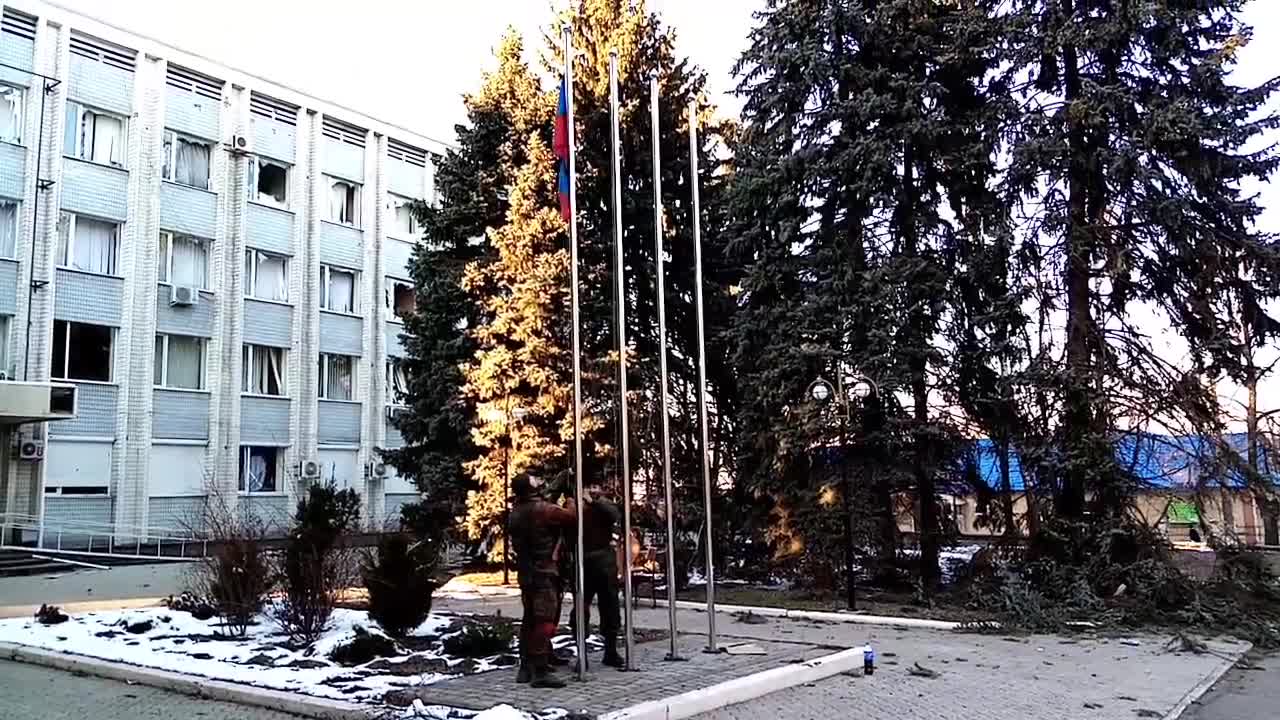 In Volnovakha, liberated from neo-Nazis, the flag of the DPR is raised