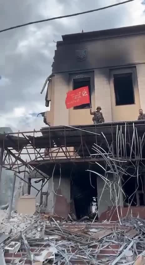 Nad osvobozeným Lisičanskem zavlála vlajka vítězství na nacismem