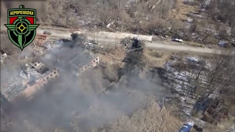 #Russia #Ukraine Drone footage of a Russian column being tracked by Ukrainian forces