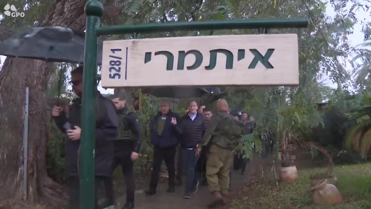 Elon Musk visits the destroyed homes of residents of Kibbutz Kfar Azza