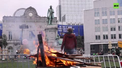 Farmers unleash poop and eggs in fight for their rights in Brussels