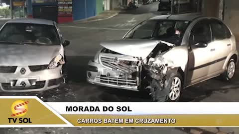 Carros batem em cruzamento