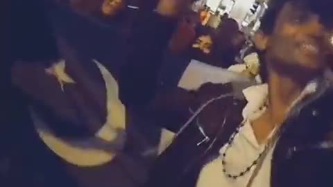 Περιχαρείς Ελληνίδες κρατάνε τη σημαία του Πακιστάν στο κέντρο της Αθήνας