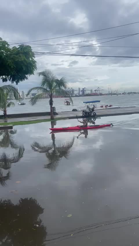 Un hombre se transporta en kayak en Castillogrande