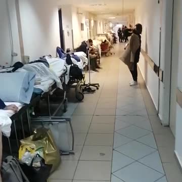 Εικόνες ντροπής στο νοσοκομείο του Ρίου – Γεμάτοι ράντζα οι διάδρομοι