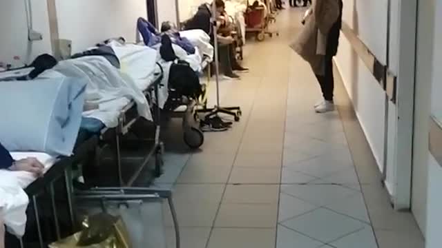 Εικόνες ντροπής στο νοσοκομείο του Ρίου – Γεμάτοι ράντζα οι διάδρομοι