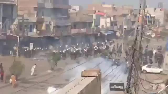 pak police violence against protesters, using tear gas