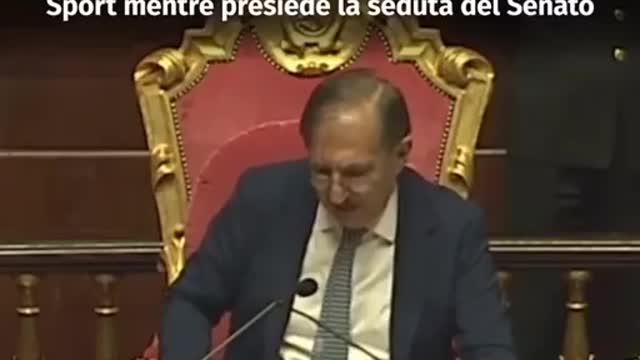 Il presidente del Senato La Russa legge la Gazzetta dello Sport durante la seduta