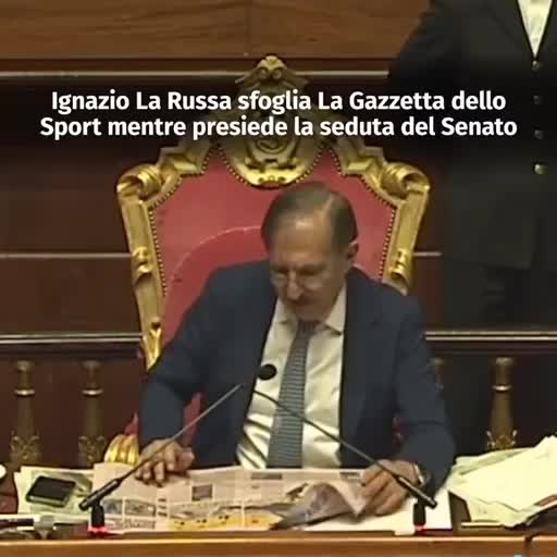 Il presidente del Senato La Russa legge la Gazzetta dello Sport durante la seduta